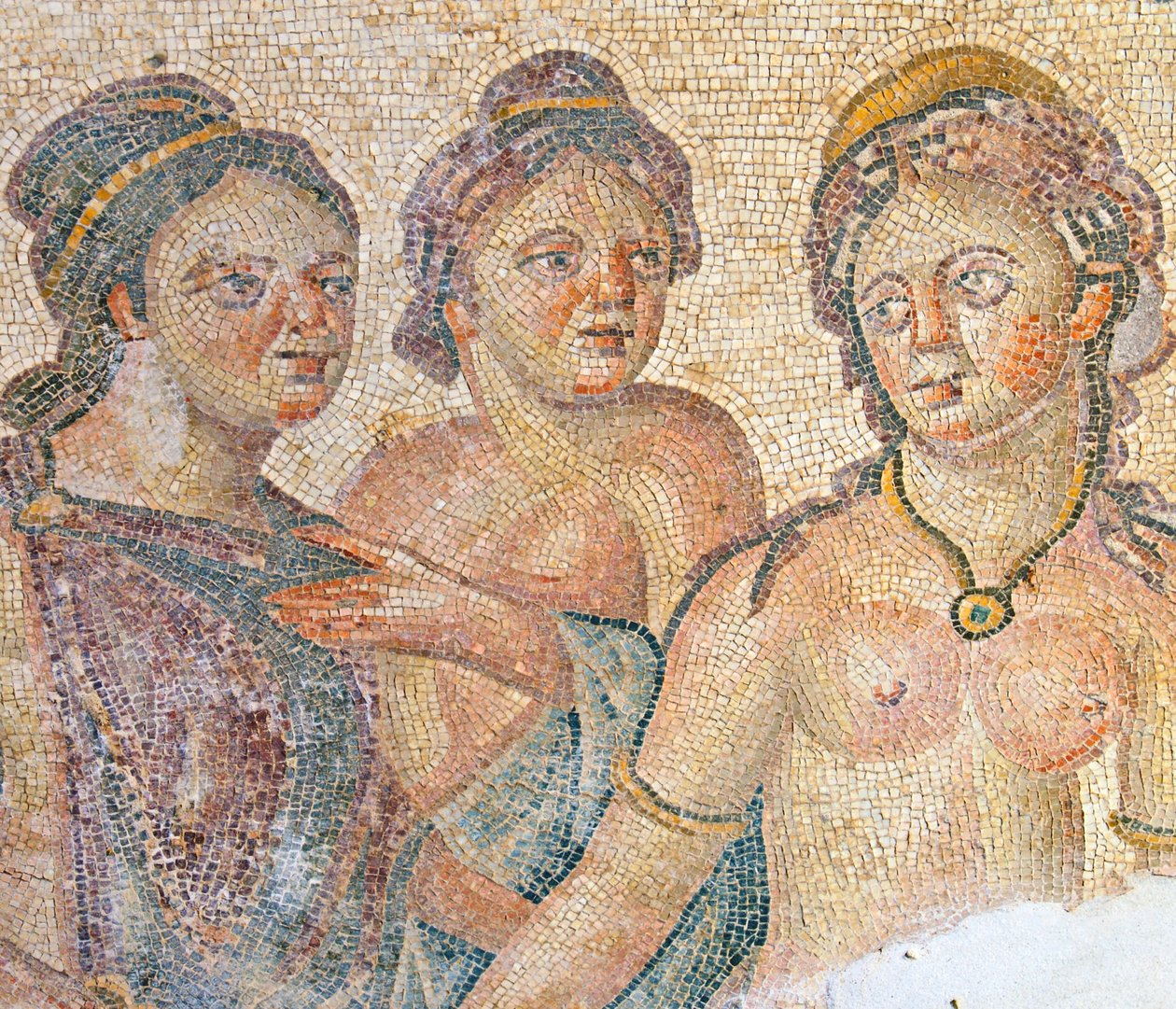 Leda og hennes hushjelper, detalj fra Leda og Zeus mosaikk, House of Aion, Pafos, Kypros (mosaikk) av Roman