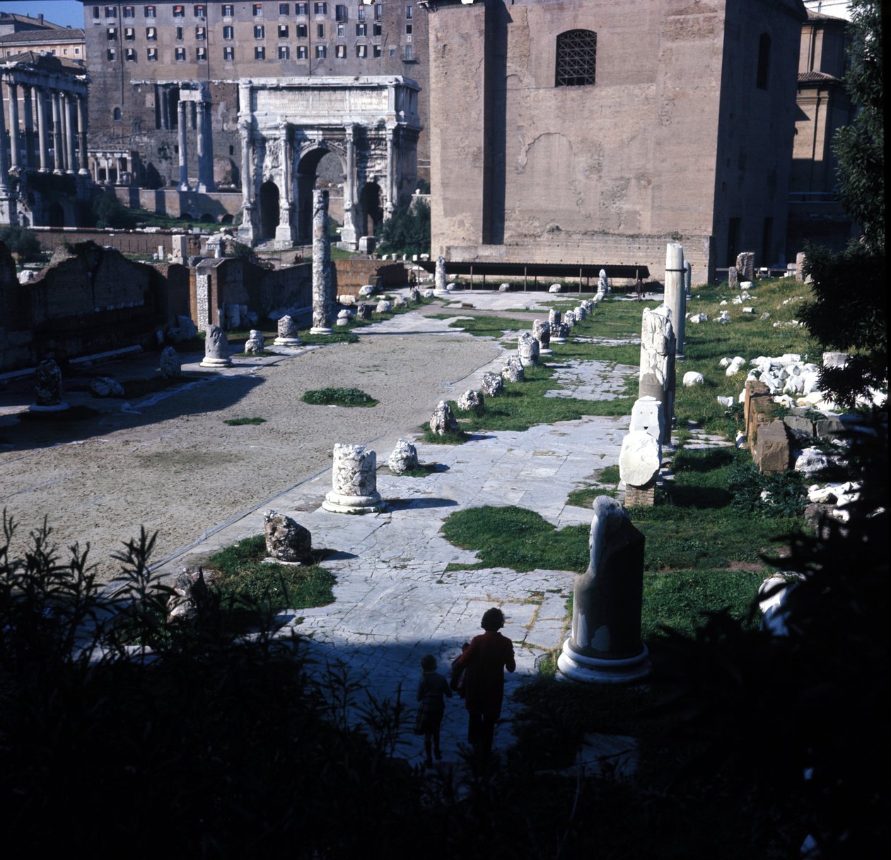 Plassering av Basilica Aemilia i Forum Romanum bygget for første gang i 179 f.Kr. og restaurert mange ganger takket være Emilia-familien. Roma av Roman