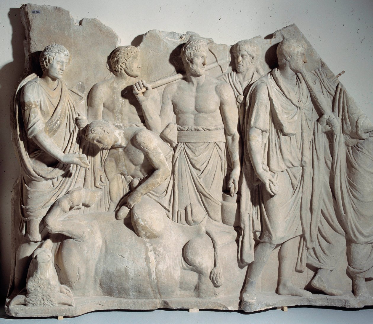 Marmorrelieff fra Forum Trajan: scene for haruspice (devin etrusque) som konsulterer tarmen til en okse med prest og liktorer. Dim. 0,6x2 m. rundt 120 e.Kr. Paris, Louvre-museet av Roman