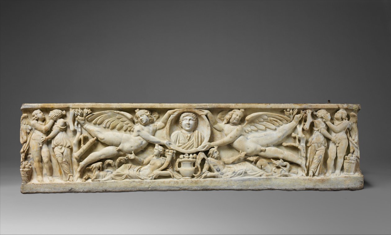 Marmorsarkofag med flygende eroter som holder et clipeus-portrett, ca. 190-200 e.Kr. (marmor) av Roman