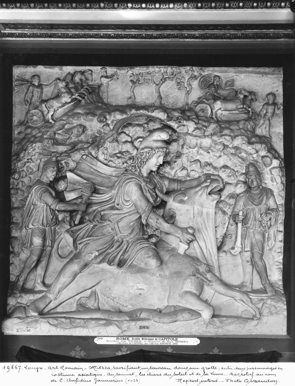 Mithras Sacrificing the Bull i en grotte mellom to karakterer i asiatisk drakt, 2.-3. århundre (marmor) (se også 19140) av Roman