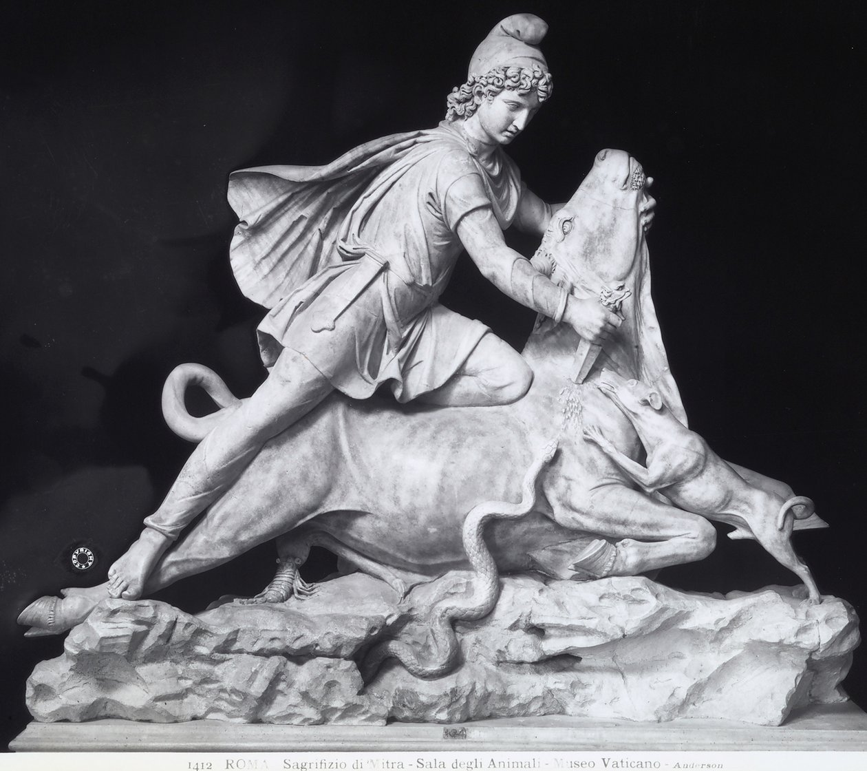 Mithras som dreper oksen, representasjonen av den Mithraiske kulten (marmor) av Roman