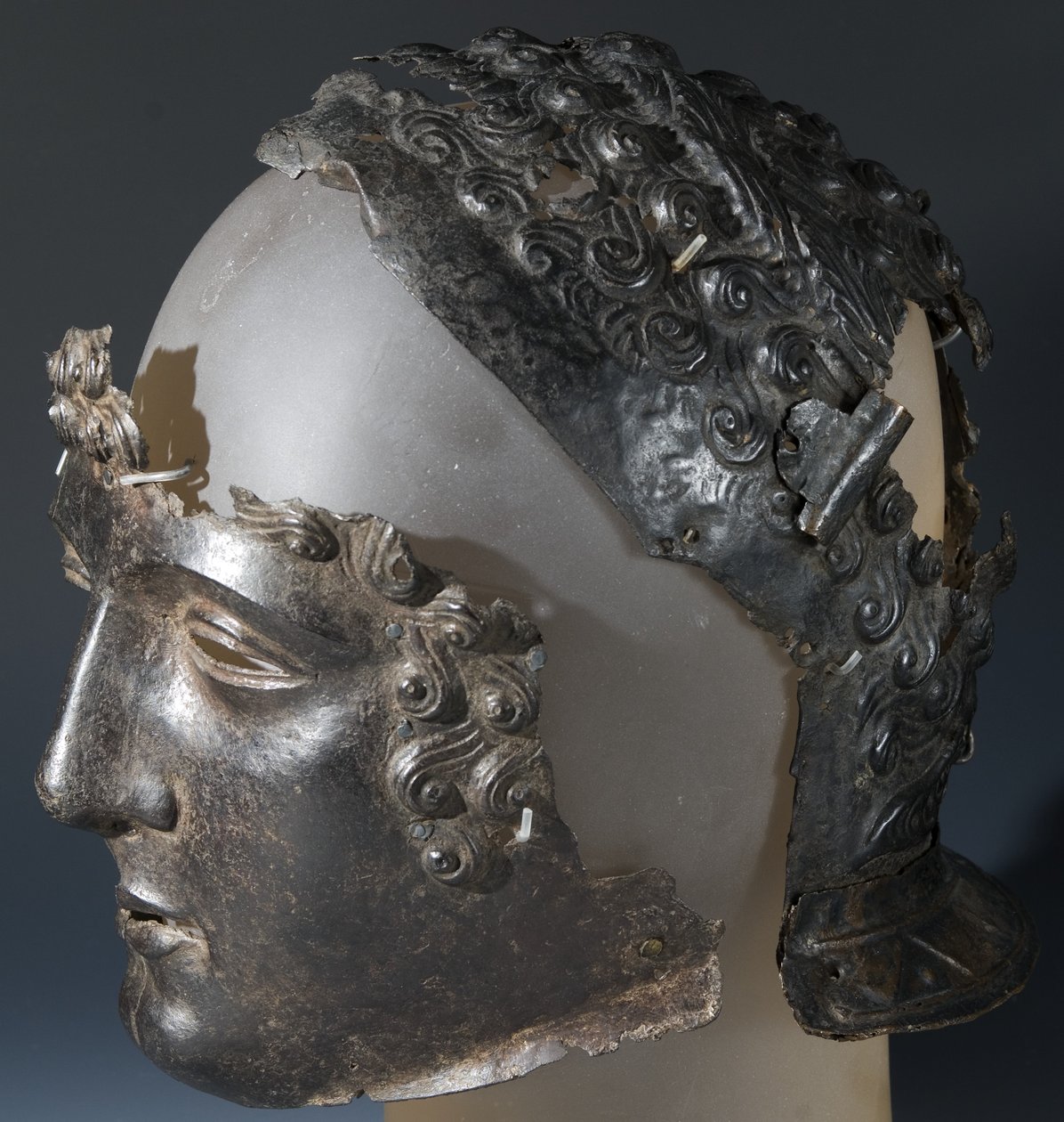 Paradehjelm og ansiktsmaske, fra det romerske stedet i Newstead, Melrose, sent på 1. århundre e.Kr. (jern) av Roman