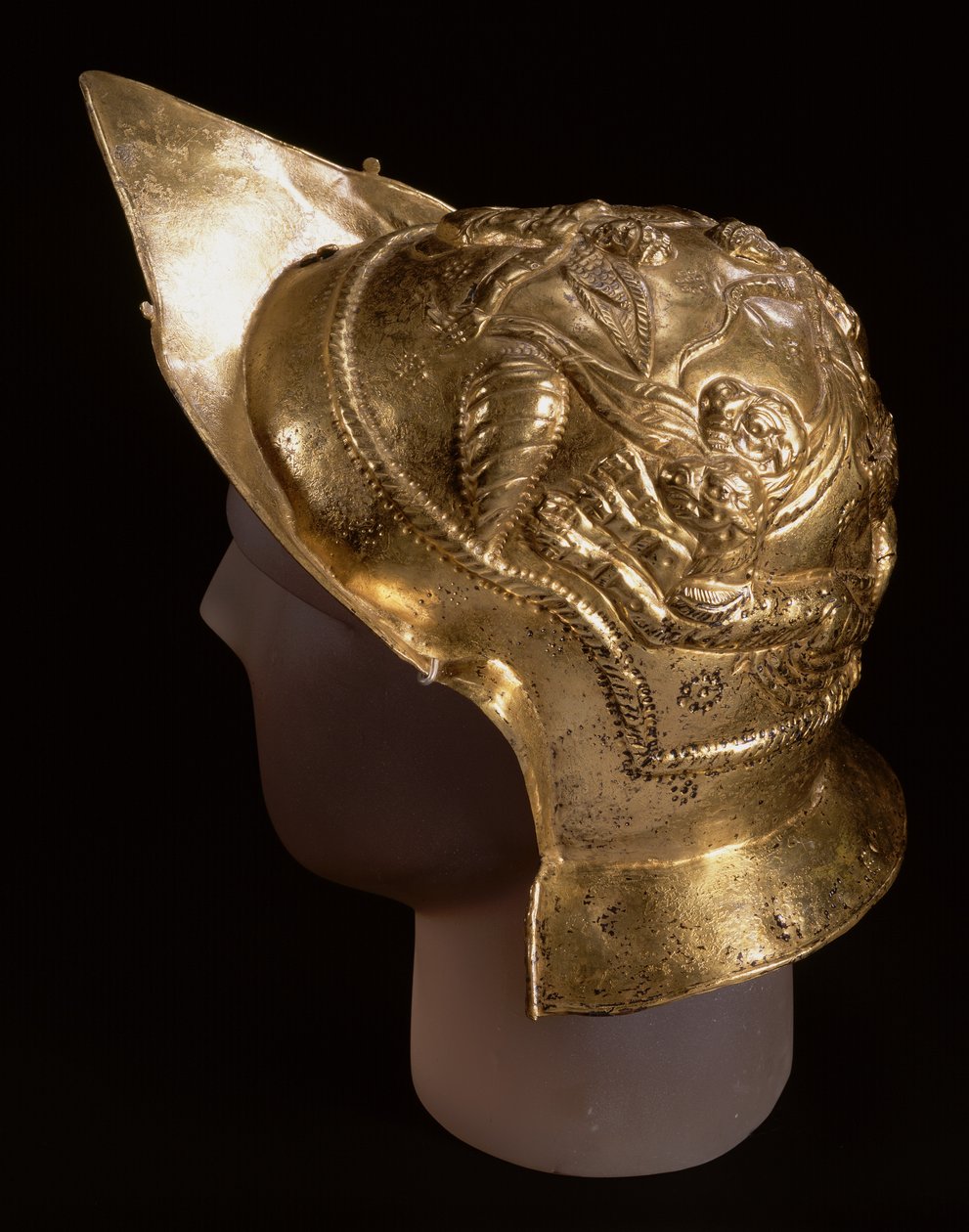 Paradehjelm, som viser amoriner i et vognløp, fra det romerske stedet i Newstead, Melrose, sent på 1. århundre e.Kr. (messing) av Roman