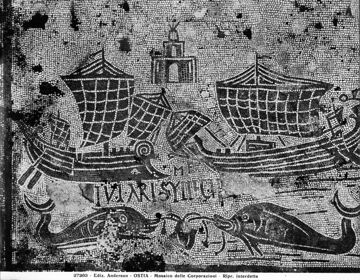 Fortaudetalj fra Piazzale dell Corporazioni som viser en nautisk scene (mosaikk) av Roman