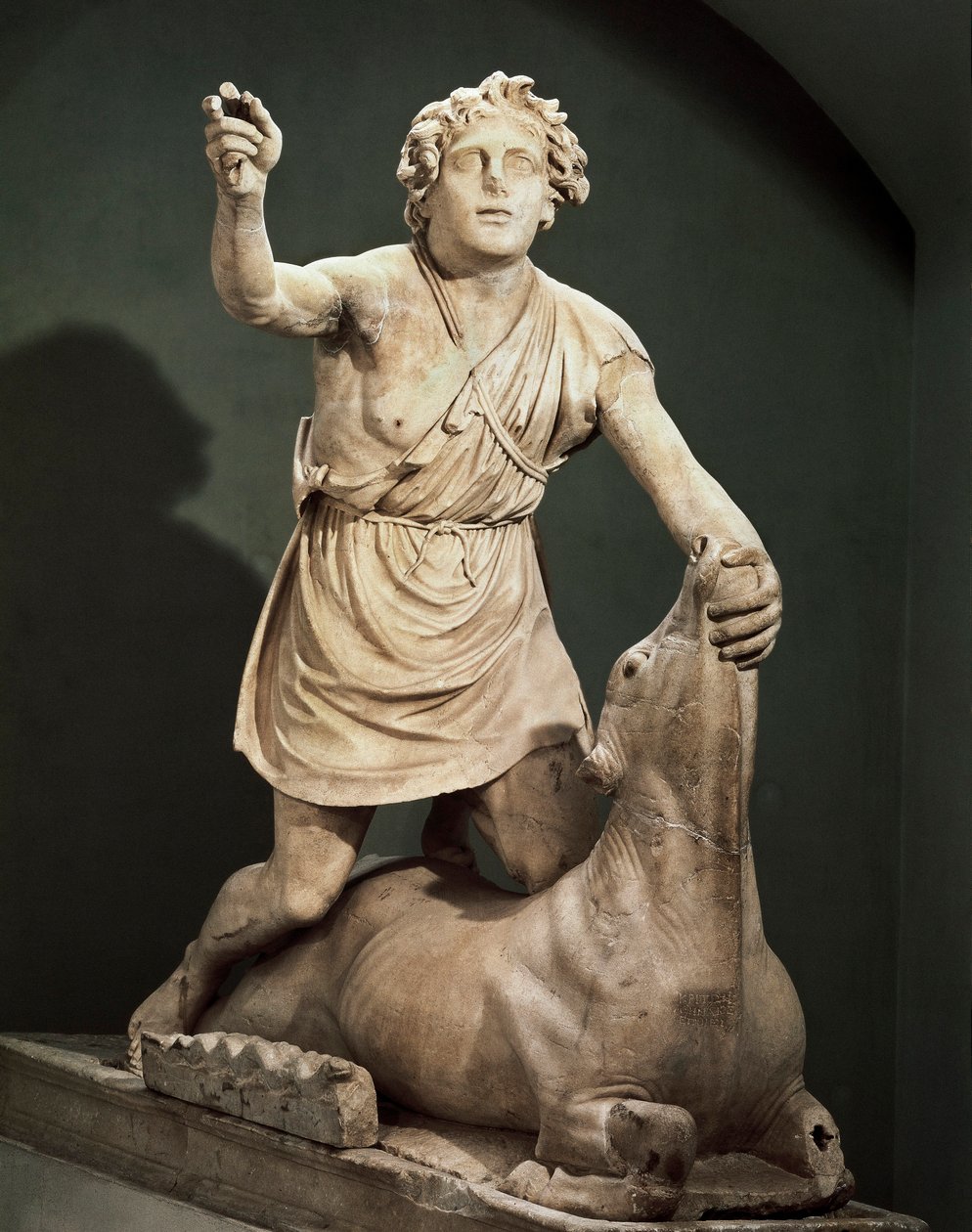 Pentelic marmor Mithra drepende okse, signert av Kriton fra Athen, fra Mithraeum of Baths of Mithra, Ostia Antica (marmor) av Roman
