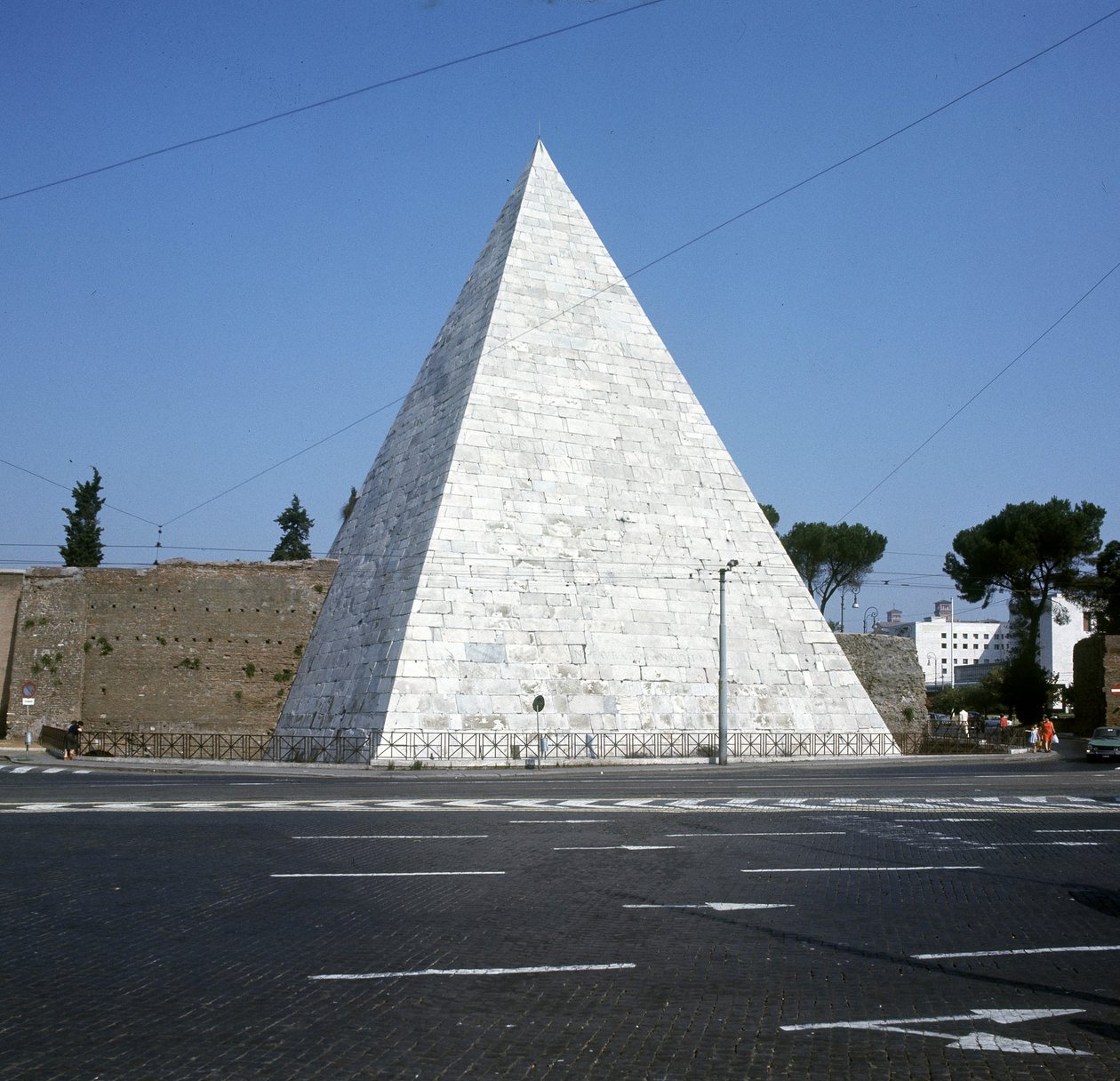 Pyramiden av Cestius, Roma av Roman