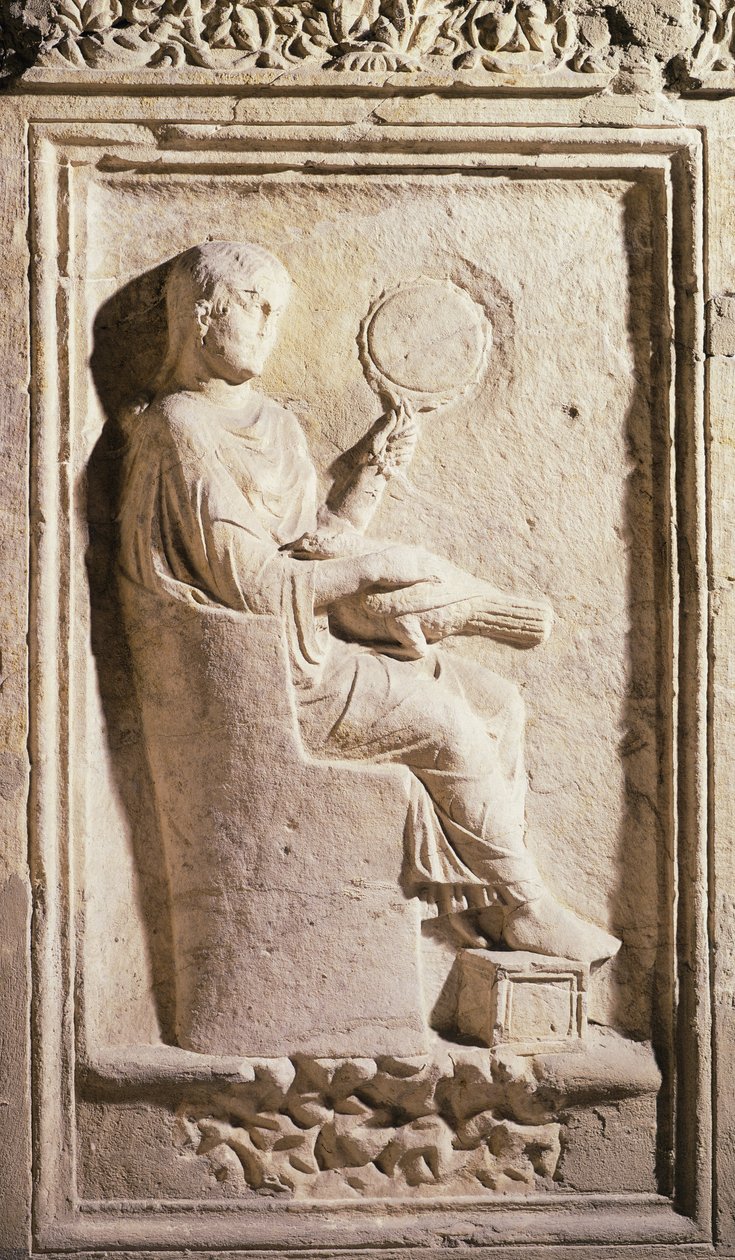Relieff som viser en romersk dame med et speil (stein) av Roman