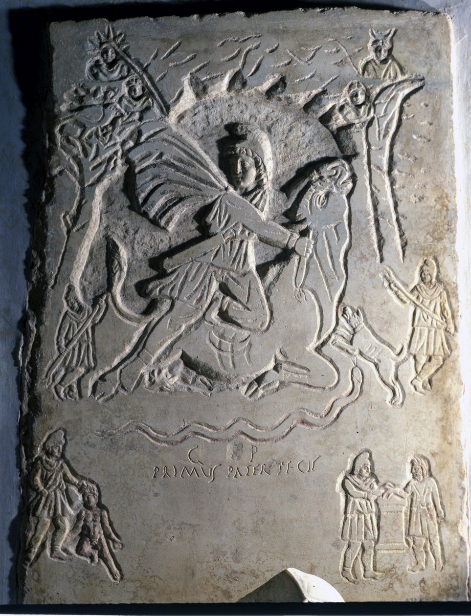 Relieff som viser den iranske guddommeligheten Mithra (eller Mitra) slakter oksen, et dyr assosiert med den. 4. århundre. Palazzo dei Conservatori, Roma. av Roman