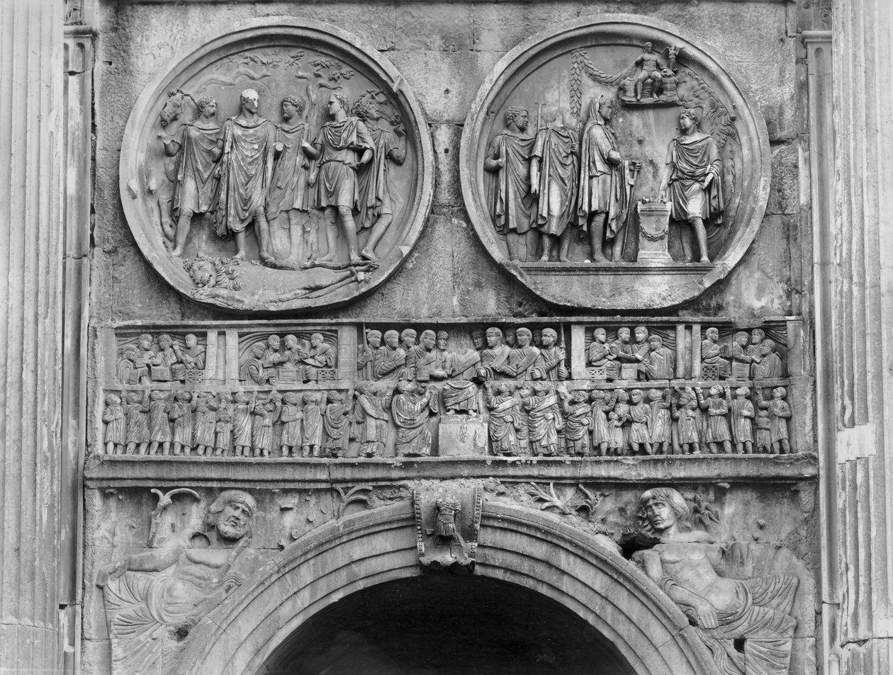 Relieffskulptur fra nordsiden av Konstantinbuen, 315 e.Kr. (marmor) (s/hvitt foto) av Roman