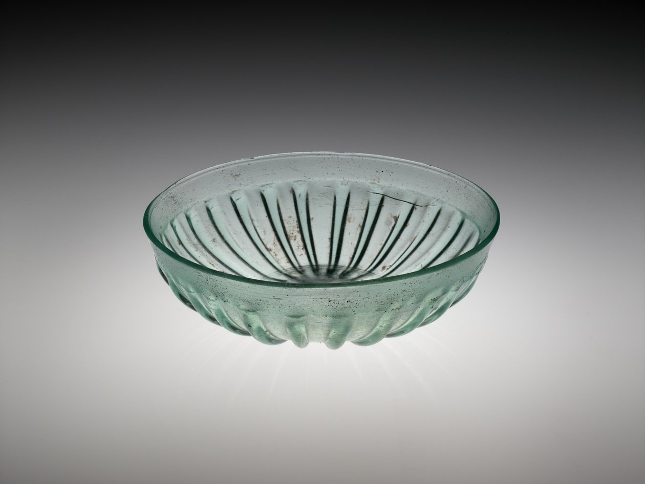 Ribbet glassbolle, AD 100-200 (formblåst og kuttet glass) av Roman