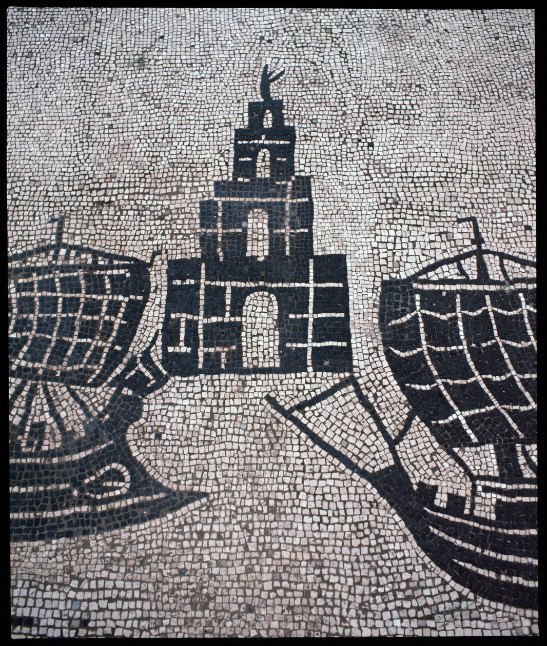 Romersk kunst: "" Fyrtårn og skip"" Mosaikk av Corporation des gens de la mer, Place des Corporations av Roman