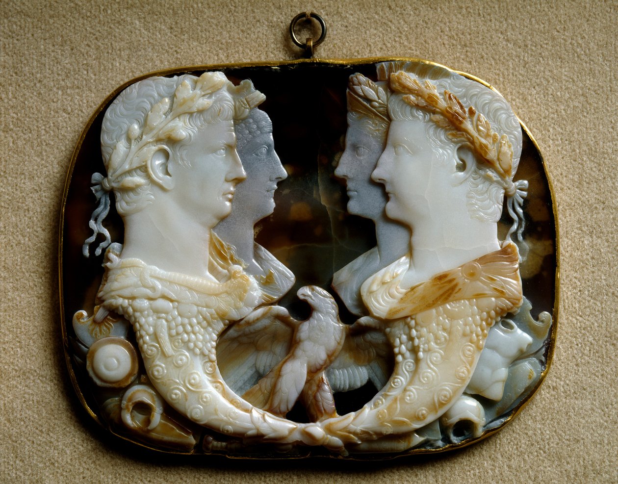 Romersk kunst: Onyx camee (Gemma Claudia) dekorerer representasjoner av keiserparene Claude (Tiberius Claudius Drusus) (10 f.Kr.-54 e.Kr.) og hans kone Agrippine den unge (15-59 e.Kr.) (Agrippina minor) (til venstre) og Caius Julius Caesar dit Germanicus ( av Roman