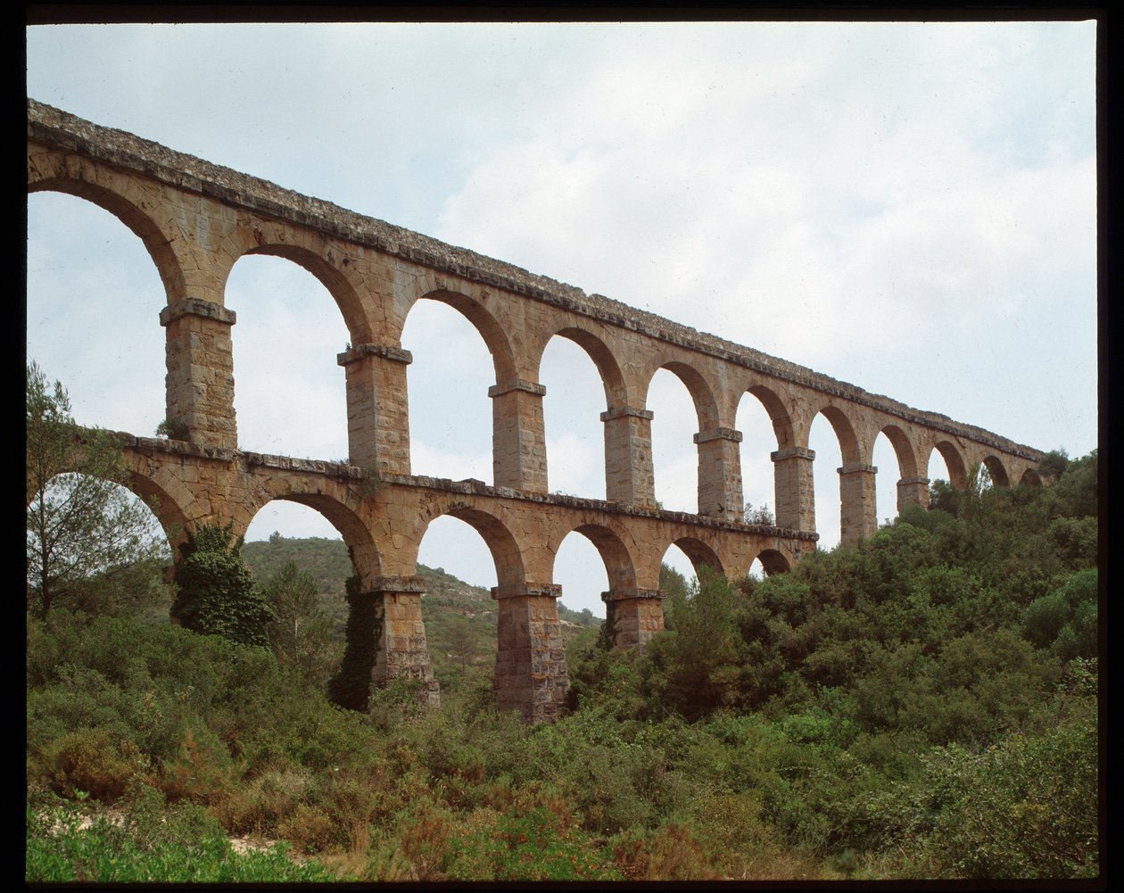 Romersk kunst: utsikt over akvedukten i Tarragona (akvedukten til Ferreres eller Pont du Diable) 1. århundre, Spania (romersk kunst: utsikt over den romerske akvedukten Pont de les Ferreres (Pont del Diable) Tarragona, Spania) av Roman