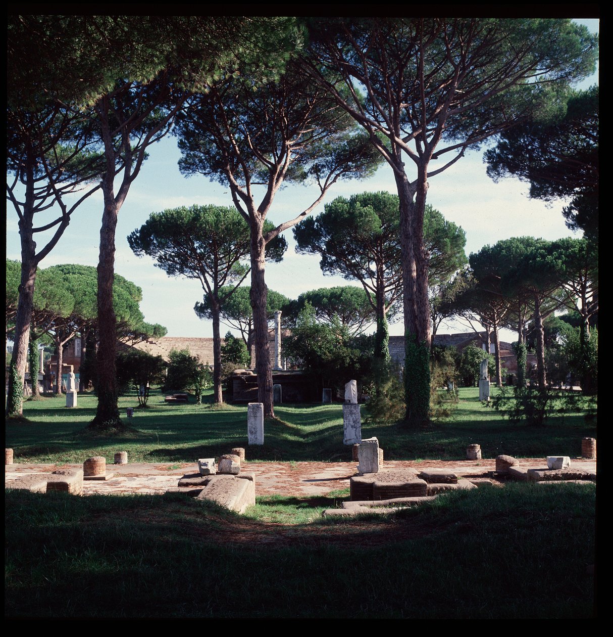 Romersk kunst: utsikt over ruinene av det arkeologiske området macellum (Marche Square) i Ostia av Roman
