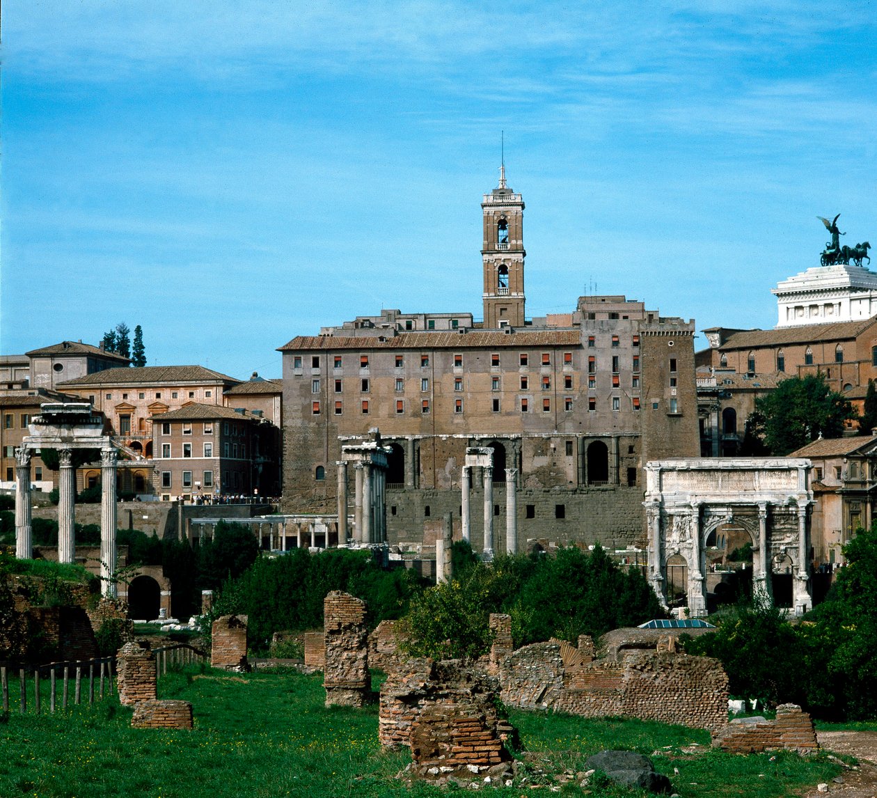 Forum Romanum: panoramautsikt med i bakgrunnen Taburaliet bruker som arkiv (79 f.Kr.). Roma av Roman