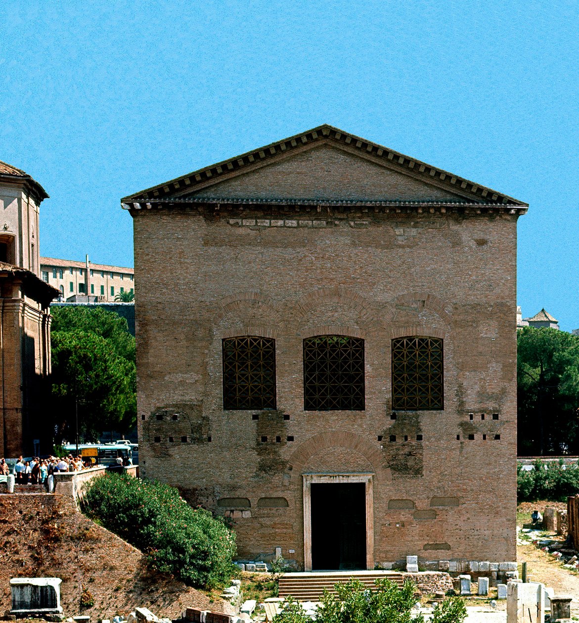 Forum Romanum: utsikt over møtestedet Curia (curia) til senatet. 1. århundre f.Kr. Roma av Roman