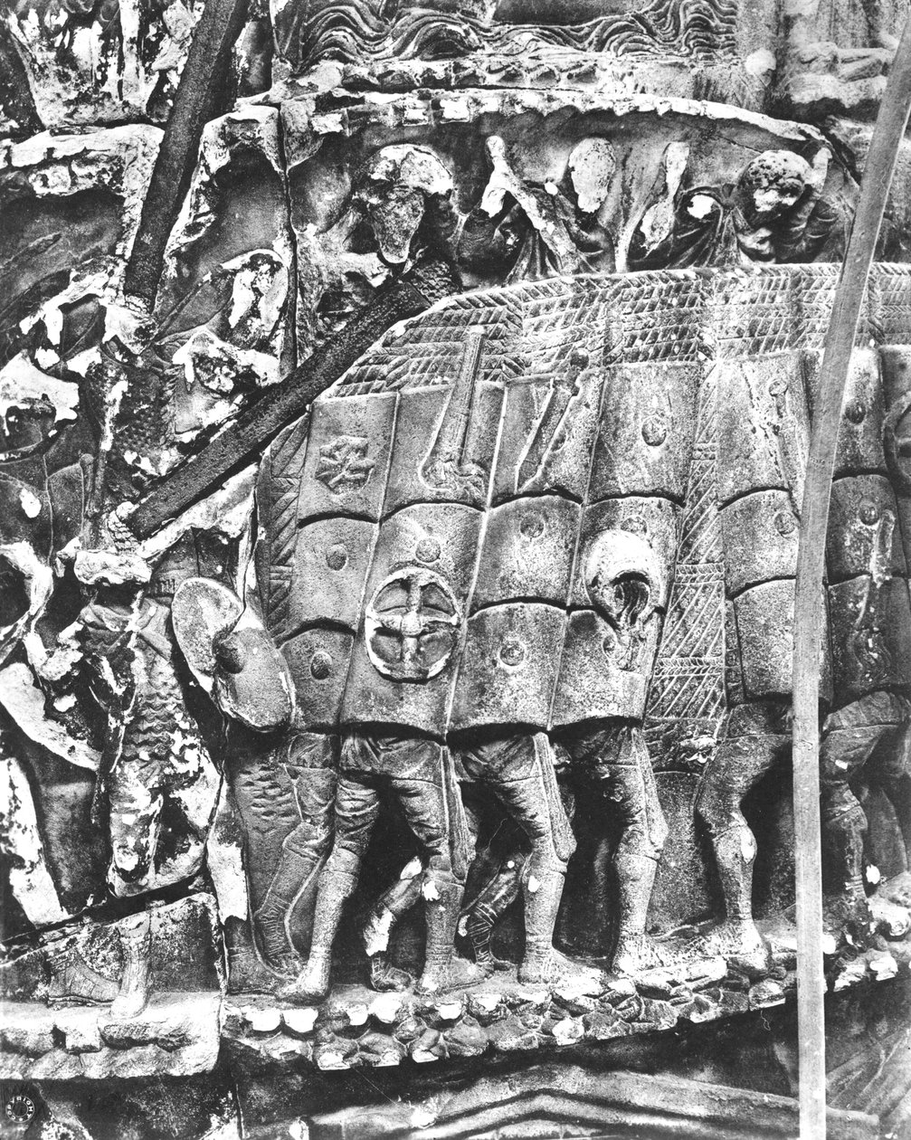 Romerske soldater som bruker testudo-metoden under et angrep, detalj fra kolonnen til Marcus Aurelius, AD 180-196 (marmor) (s/hvitt foto) av Roman