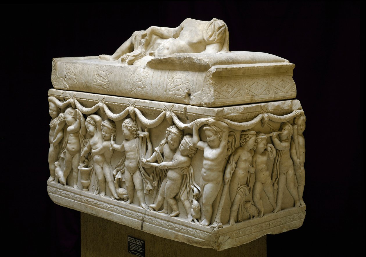 Romersk antikk: marmorsarkofag dekorerer på sidene relieffer av barnefigurer (cupid). Fra nekropolisen Isola sacra i Ostia. 120-140 e.Kr. Dim. 124 cm Museo Ostiense, Ostia av Roman