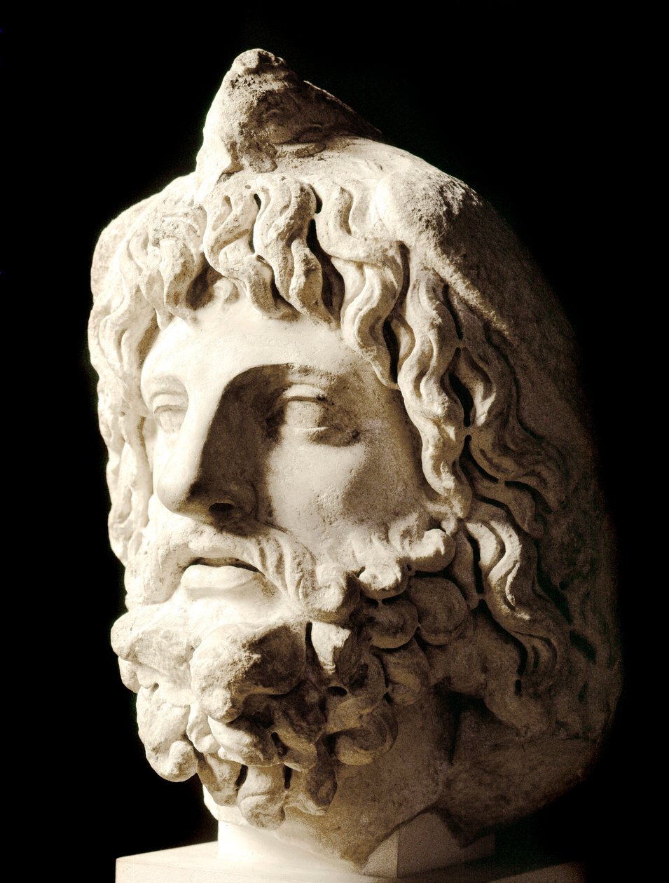 Romersk kunst: "" skjeggete hode dekket av en død fugl fra Sarapis eller Serapis, gresk-egyptisk dødsgud""" Marmorskulptur fra Kartago. 2. århundre. Dim. 60 cm Paris, Musée du Louvre av Roman