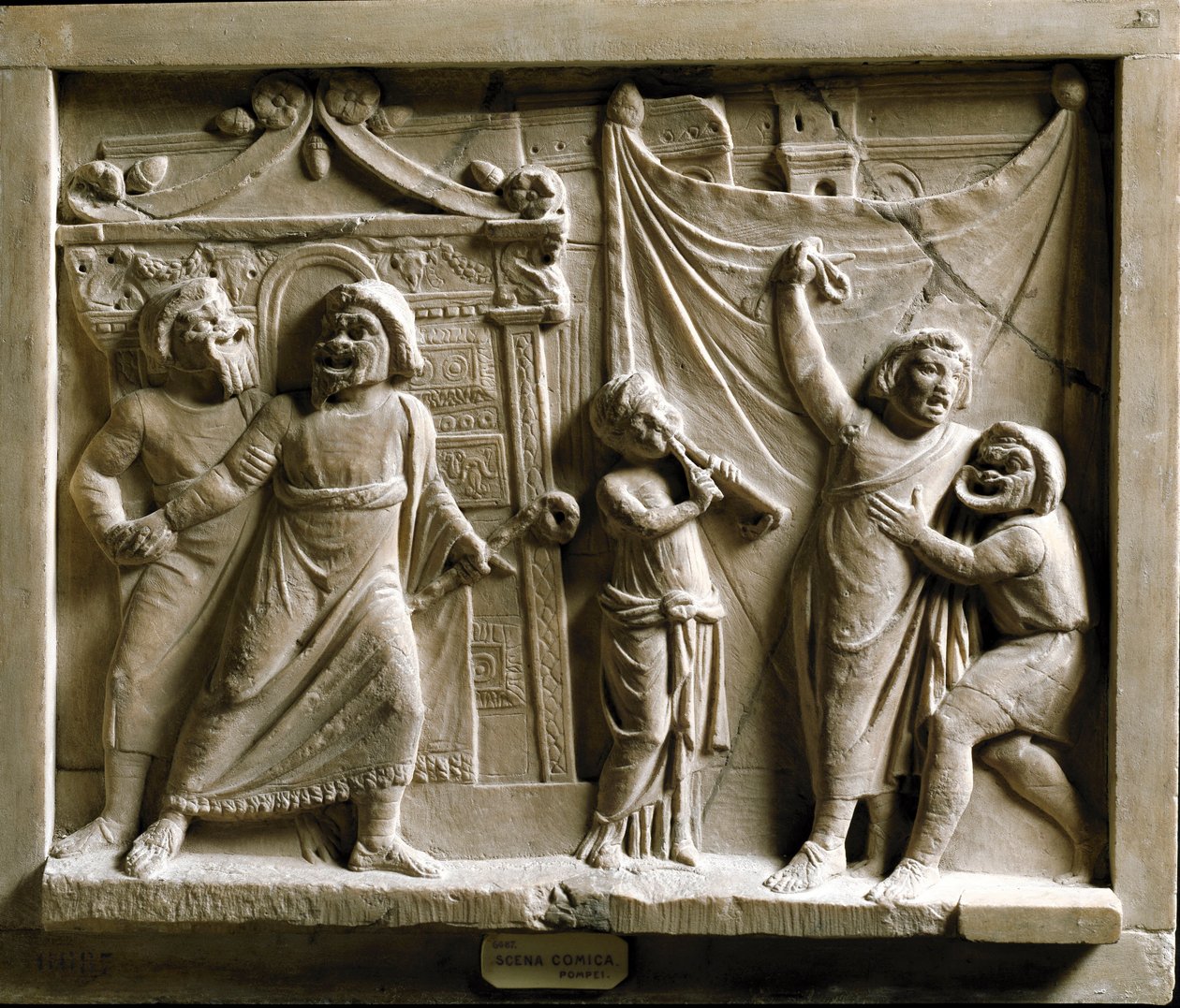 Romersk kunst: komedieteaterscene (komedie) av stykket "Andria" av Terence (Publius Terentius Afer) (185-159 f.Kr.), relieff fra Pompei - Museo Archeologico Nazionale Napoli - Scene for den greske komedien Andria, av Terence (Publius Terentius Afer) (195/1 av Roman