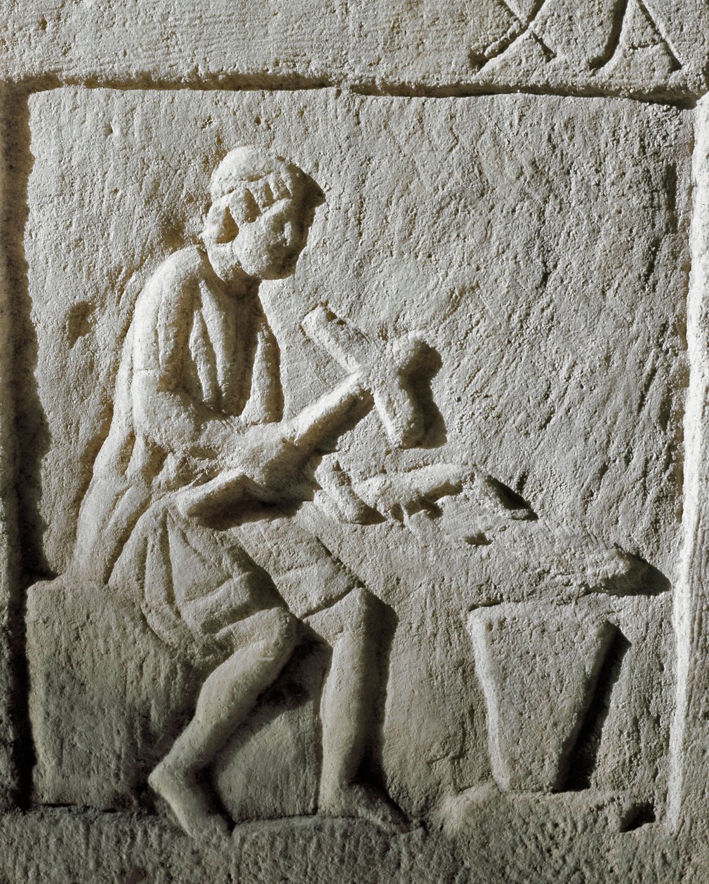 Romersk kunst: detalj av en stele som viser en smed som slår metall på en ambolt. Fra Konstantinopel. 1. århundre f.Kr. Istanbul, arkeologisk museum av Roman
