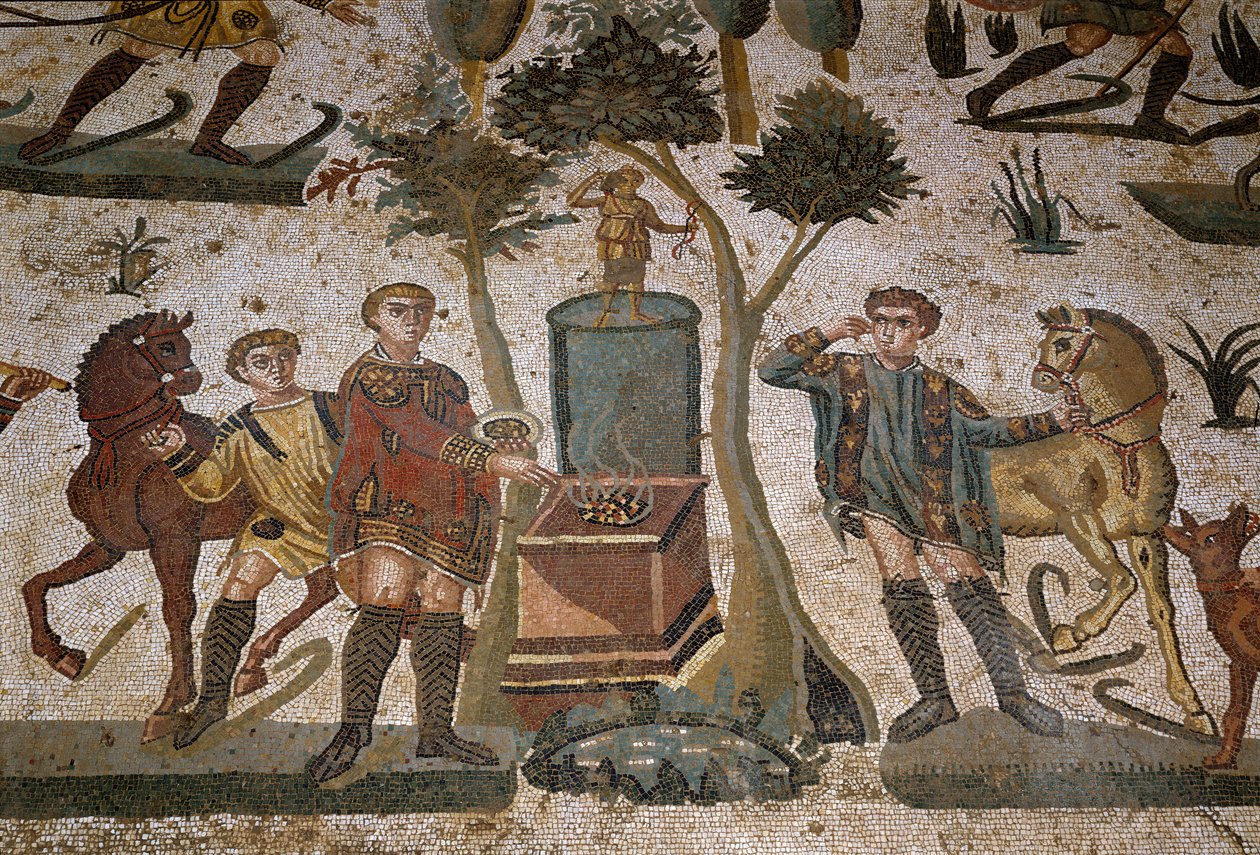 Romersk kunst: detalj av mosaikken "" Den lille jaktdelen"" Jegere nær et alter dedikert til kulten til Diana, jaktens guddom. 315-350 e.Kr. Piazza Armerina, Villa Romana del Casale av Roman