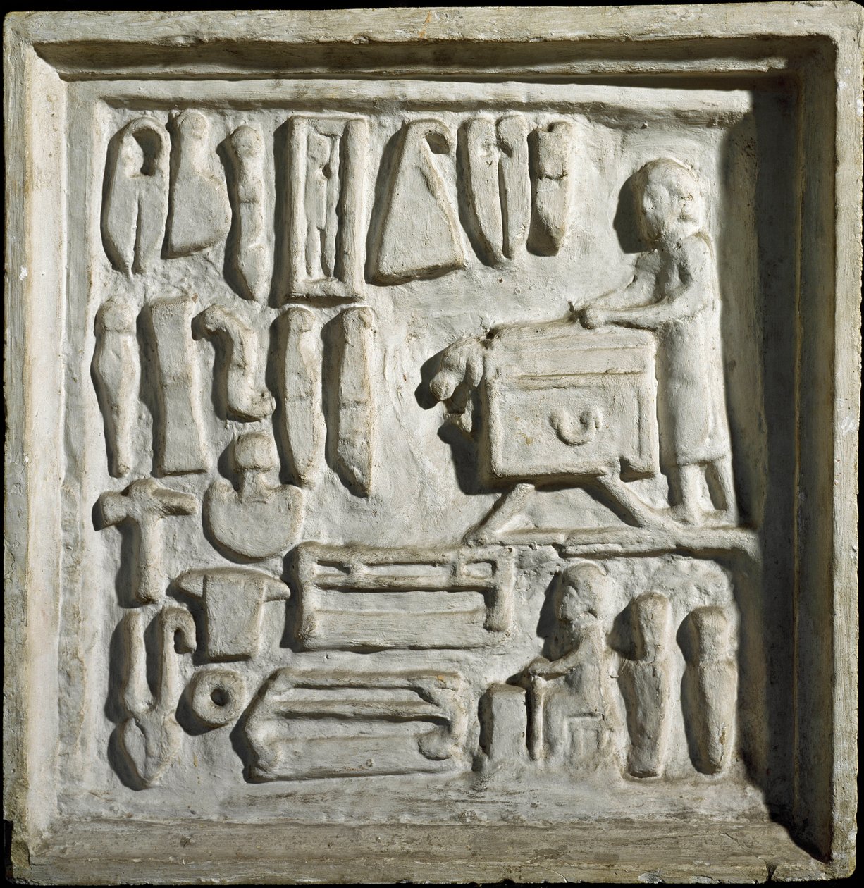 Romersk kunst: "" interiør i en bygning eller verksted med forskjellige verktøy""" Lavt relieff. 1. århundre e.Kr. Roma, Museo della Civilta Romana av Roman