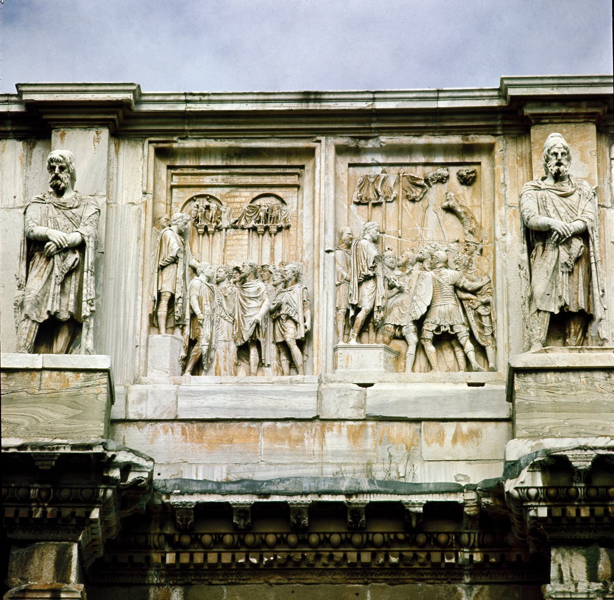 Romersk kunst: lavt marmorrelieff som representerer fordelingen av subsidier til folket (til venstre) og overgivelsen av en barbarisk leder (til høyre). 312-315 e.Kr. Konstantinbuen, Roma av Roman