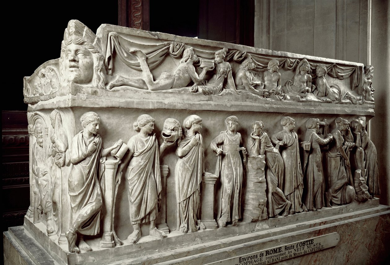 Romersk kunst: marmorsarkofag dekorerer strømper som viser musene og en bankettscene. Fra Ostia. 120-130 e.Kr. Paris, Louvre-museet av Roman