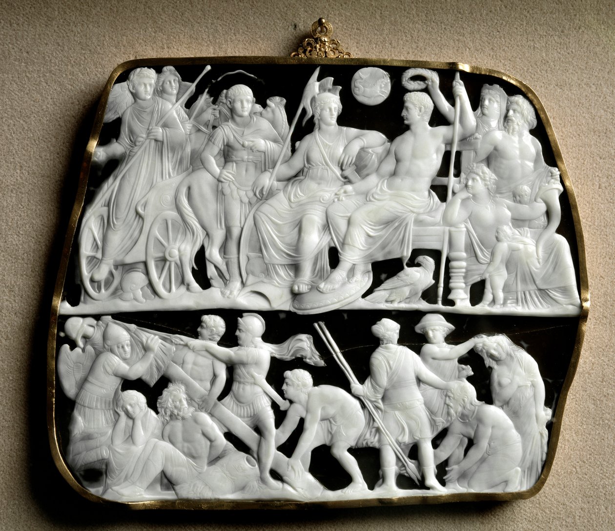 Romersk kunst: onyx cameo laget av billedhuggeren Dioscuride (eller Dioscorides) på to nivåer. På toppen ønsker keiser Augustus (63 f.Kr.-14 e.Kr.), omgitt av mytologiske guder, sin etterfølger Tibere (42 f.Kr. - 37 e.Kr.) velkommen. Fra venstre til høyre  av Roman