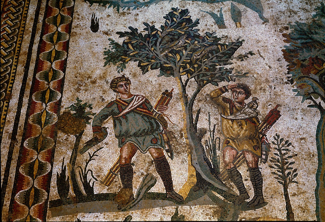 Romersk kunst: to fuglejegere plassert under et tre. Detalj av mosaikk av "" Det lille jaktlaget"" 315-350 e.Kr. Piazza Armerina, Villa Romana del Casale av Roman