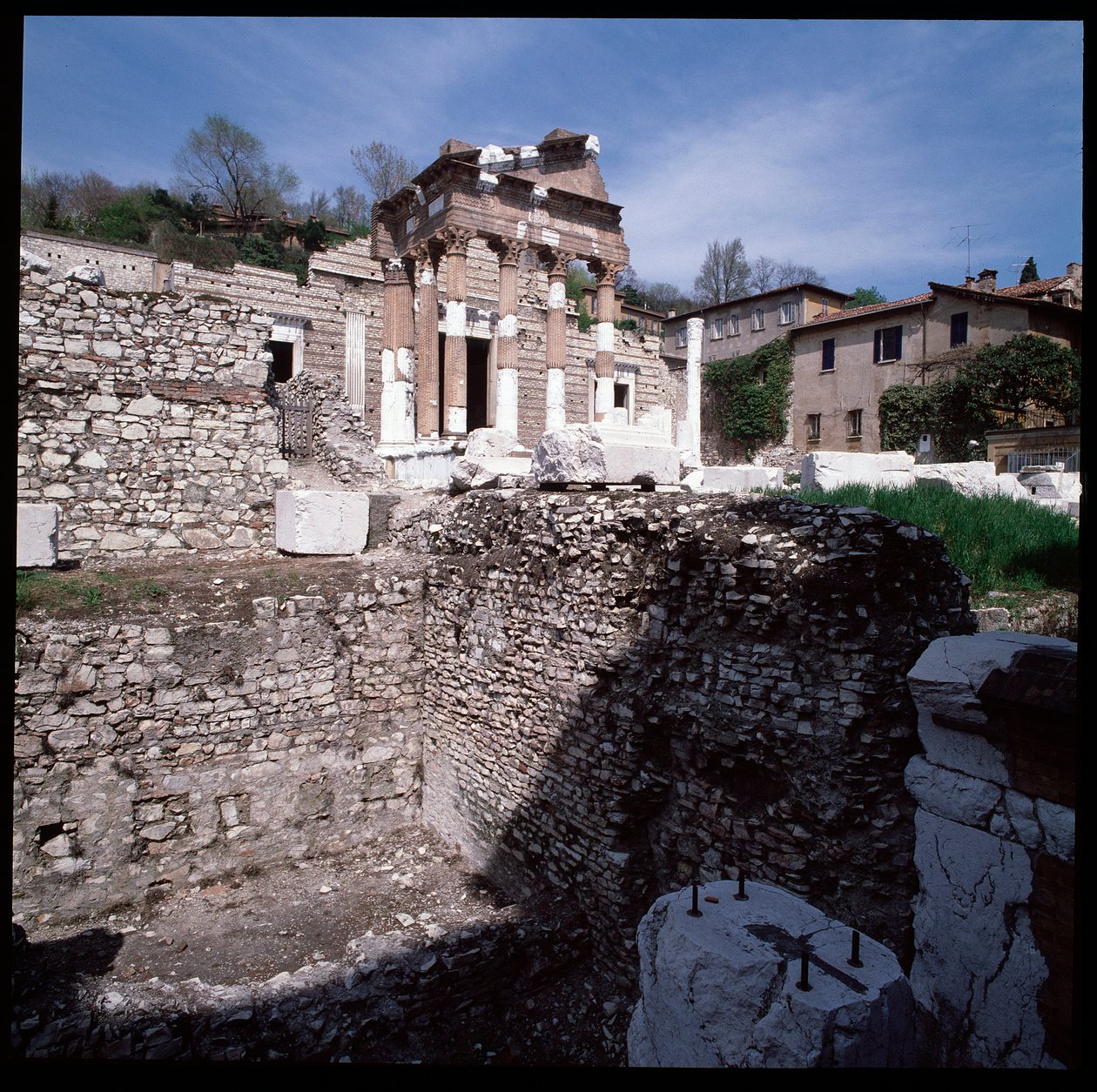 Romersk kunst: utsikt over hovedstaden (capitolium), 73 e.Kr., Brescia, Italia av Roman