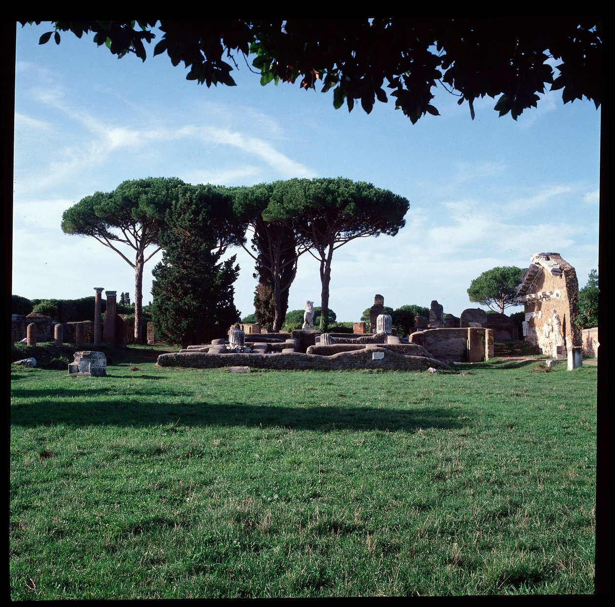 Romersk kunst: utsikt over ruinene av Temple of Roma og Augustus, det arkeologiske stedet Ostia av Roman