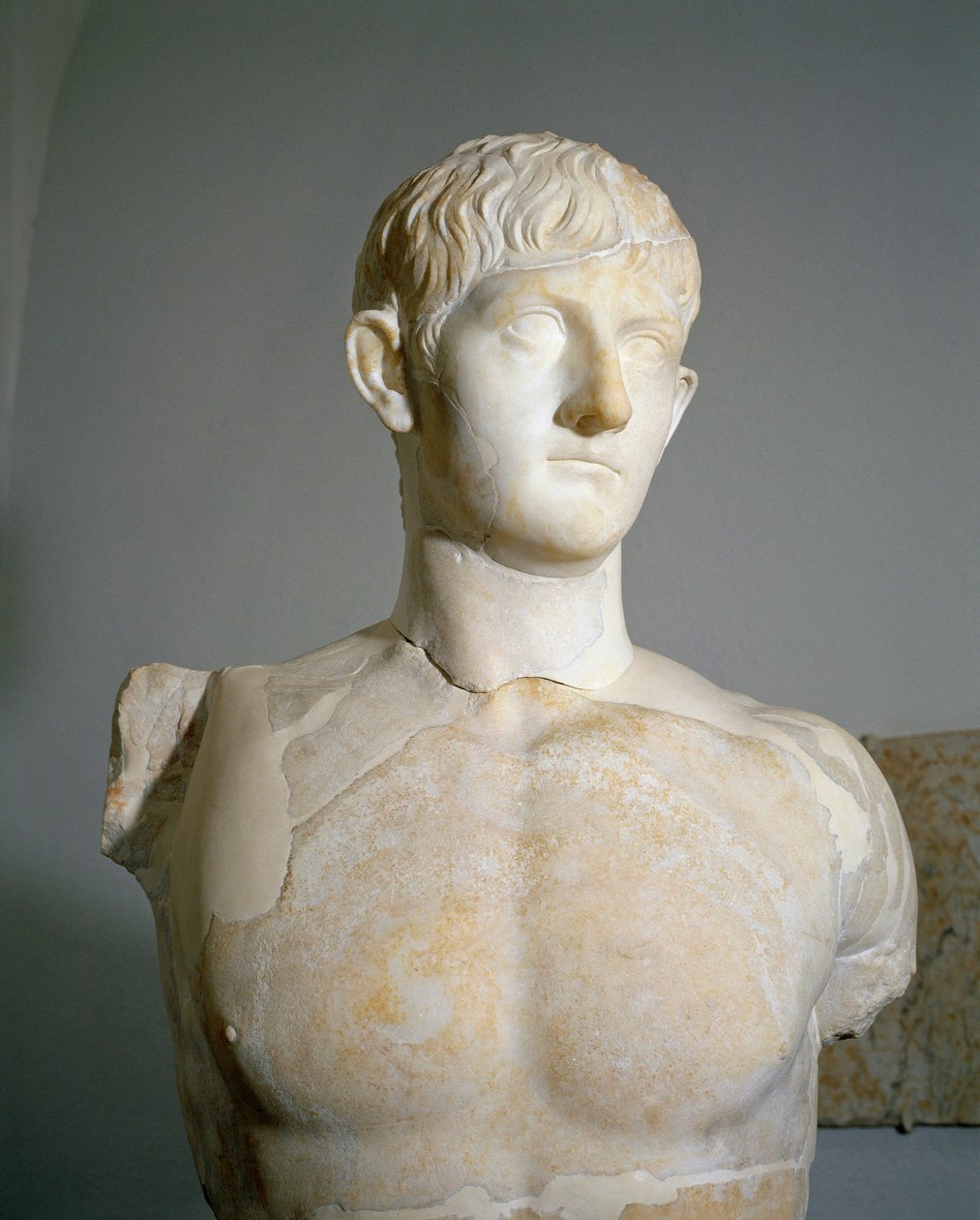 Romersk sivilisasjon, marmorstatue av Drusus III, sønn av Germanicus og Agrippina den eldste fra Roselle, Augusteum, Toscana-regionen, Italia av Roman