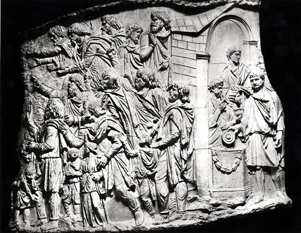Offerscene, en rollebesetning hentet fra Trajans søyle, AD 113 (gips) (s/hvitt-bilde) av Roman
