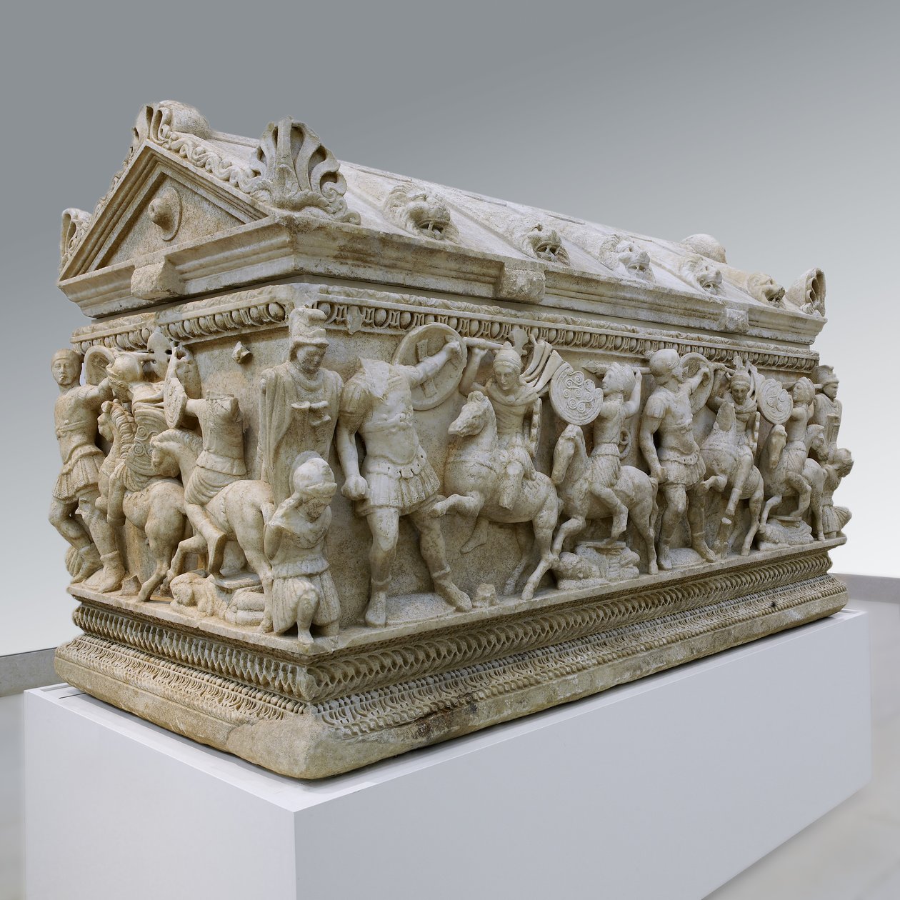 Sarkofag som viser et slag mellom soldater og amasoner, 140-170 e.Kr. (marmor) av Roman
