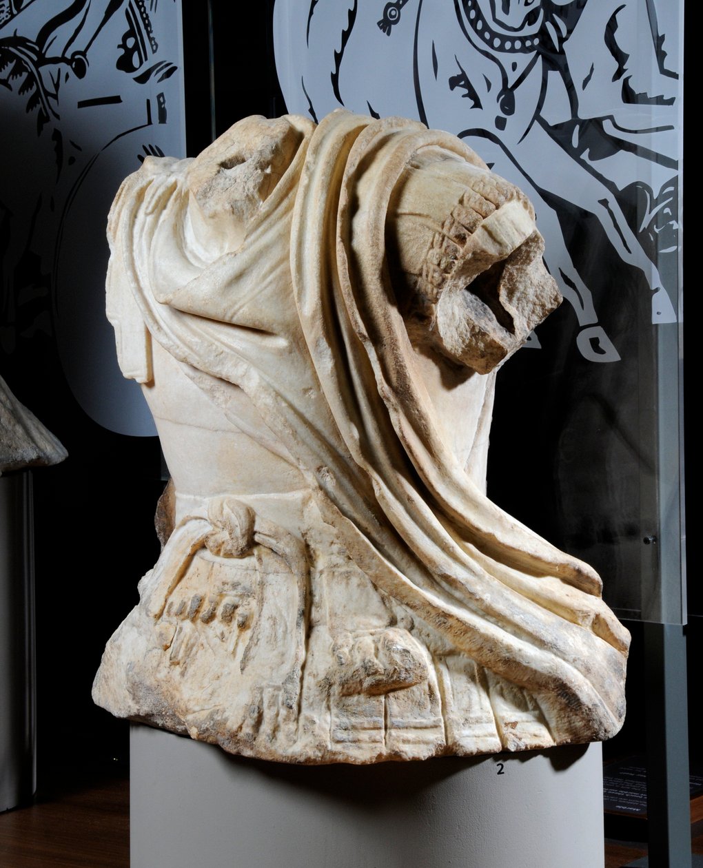 Skulptert torso av en kavalerist antatt å være en kopi av en original bronsestatue av Alexander den store, ca. 75-25 f.Kr. (marmor) (se også 371174) av Roman
