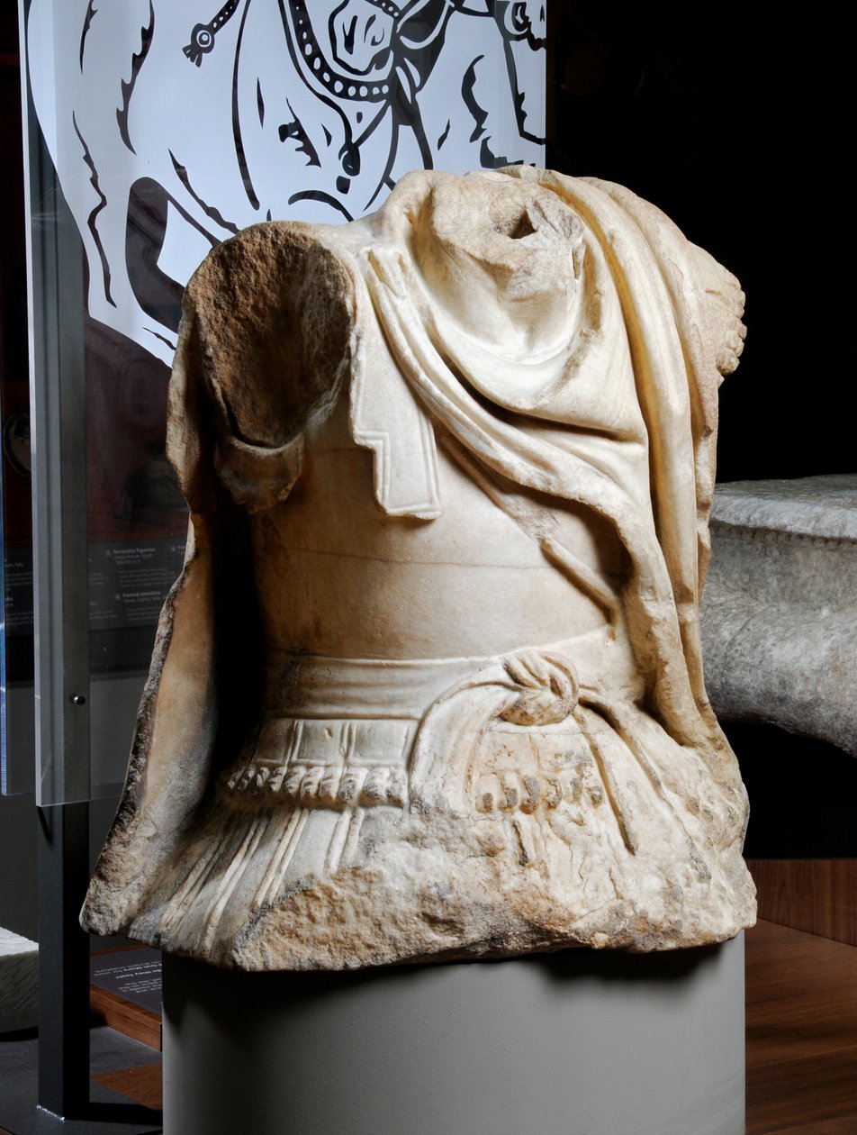 Skulptert torso av en kavalerist antatt å være en kopi av en original bronsestatue av Alexander den store, ca. 75-25 f.Kr. (marmor) (se også 371175) av Roman