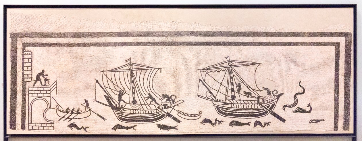 Skip som nærmer seg en havn av Roman