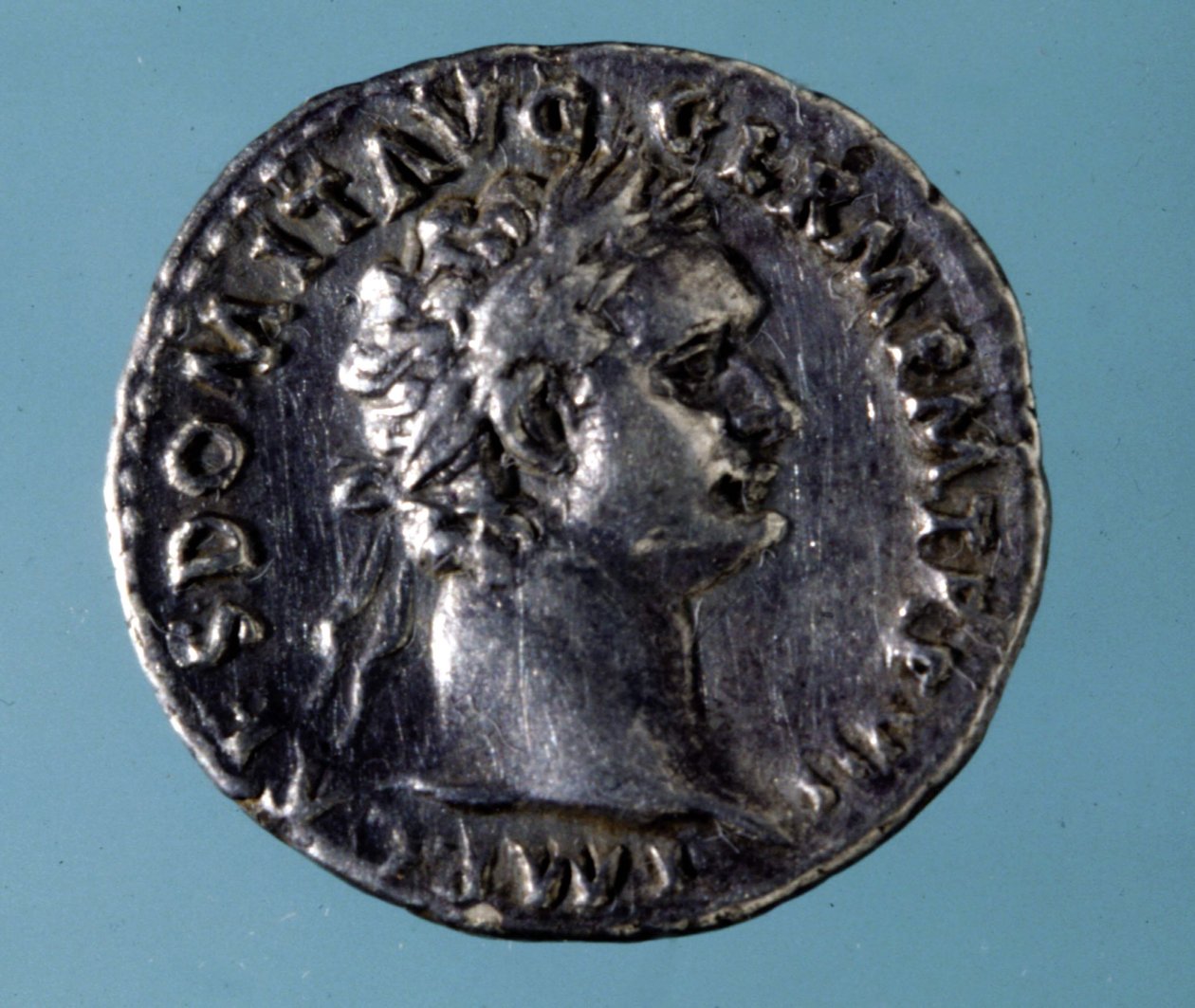 Sølvmynt med bilde av den romerske keiseren Domitian (51 - 96). Samling av Medagliere i Milano. av Roman
