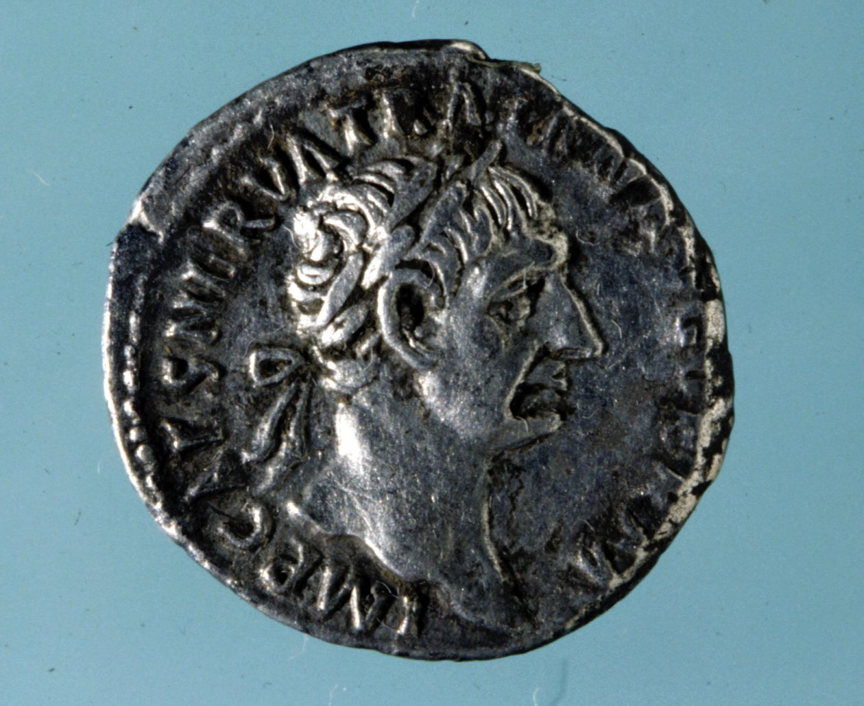 Sølvmynt med avbildet av den romerske keiseren Nerva (26 - 98). av Roman