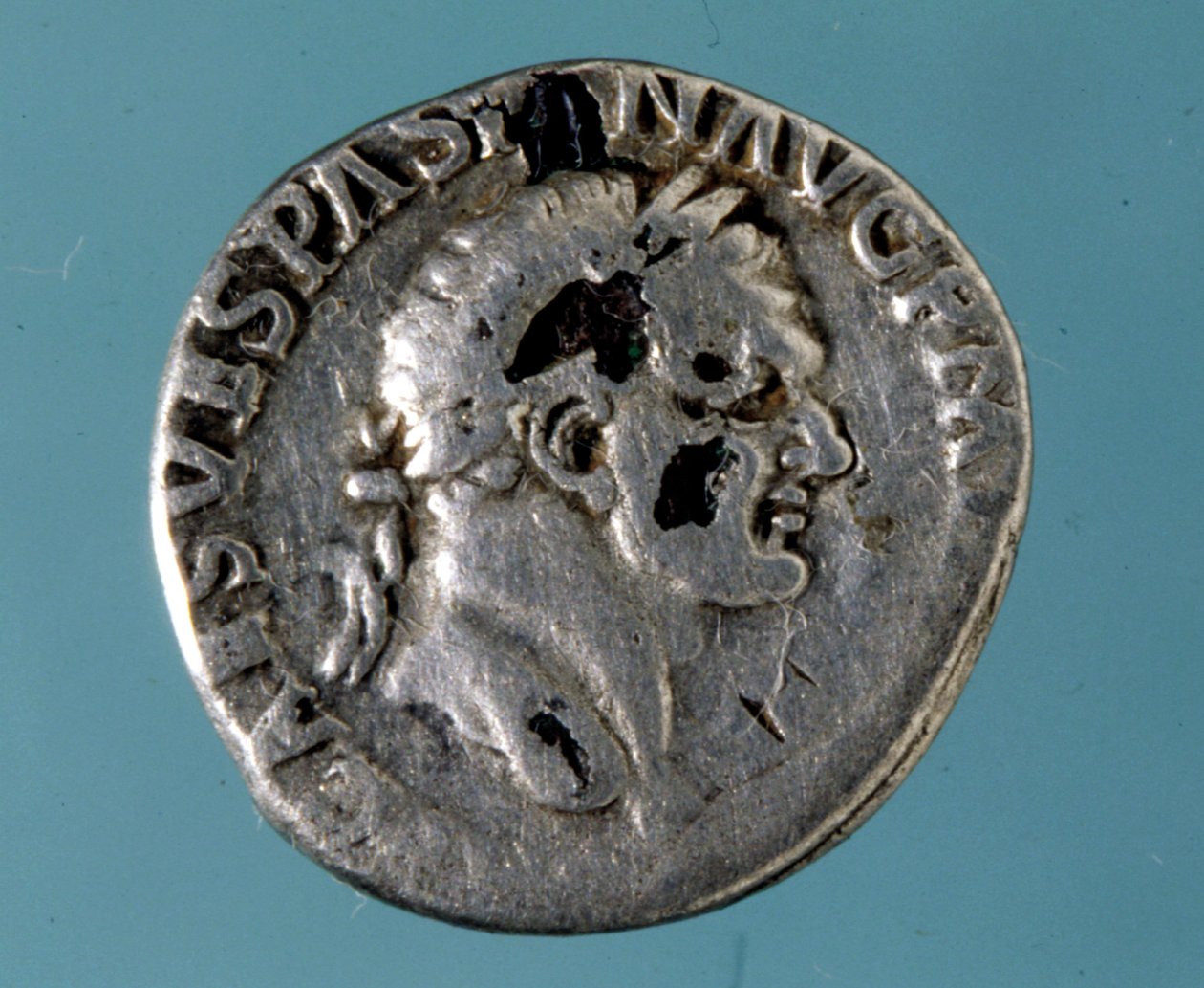 Sølvmynt med bilde av den romerske keiseren Vespasian (9 - 79). av Roman