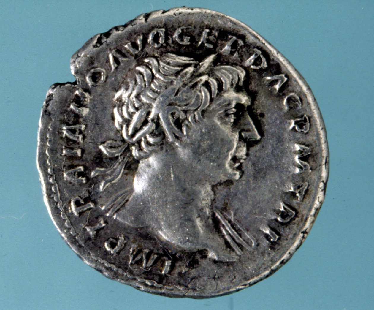Sølvmynt med bilde av den romanske keiseren Trajan (53 - 117). Samling av medagliere i Milano. av Roman