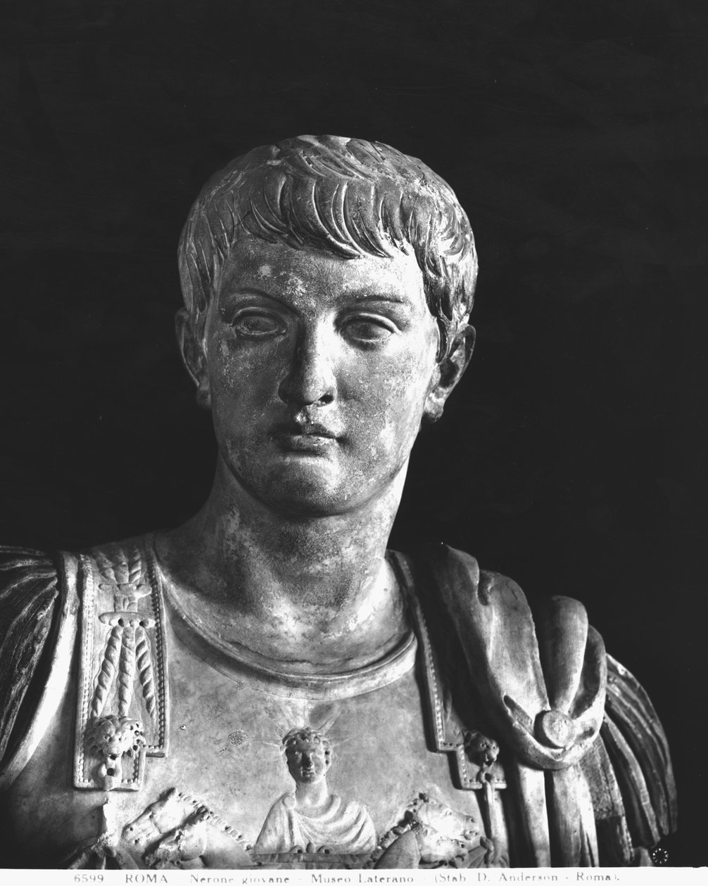 Statue av den unge Nero (37-68 e.Kr.) ca. 54 (marmor) (s/hvitt foto) (detalj) av Roman