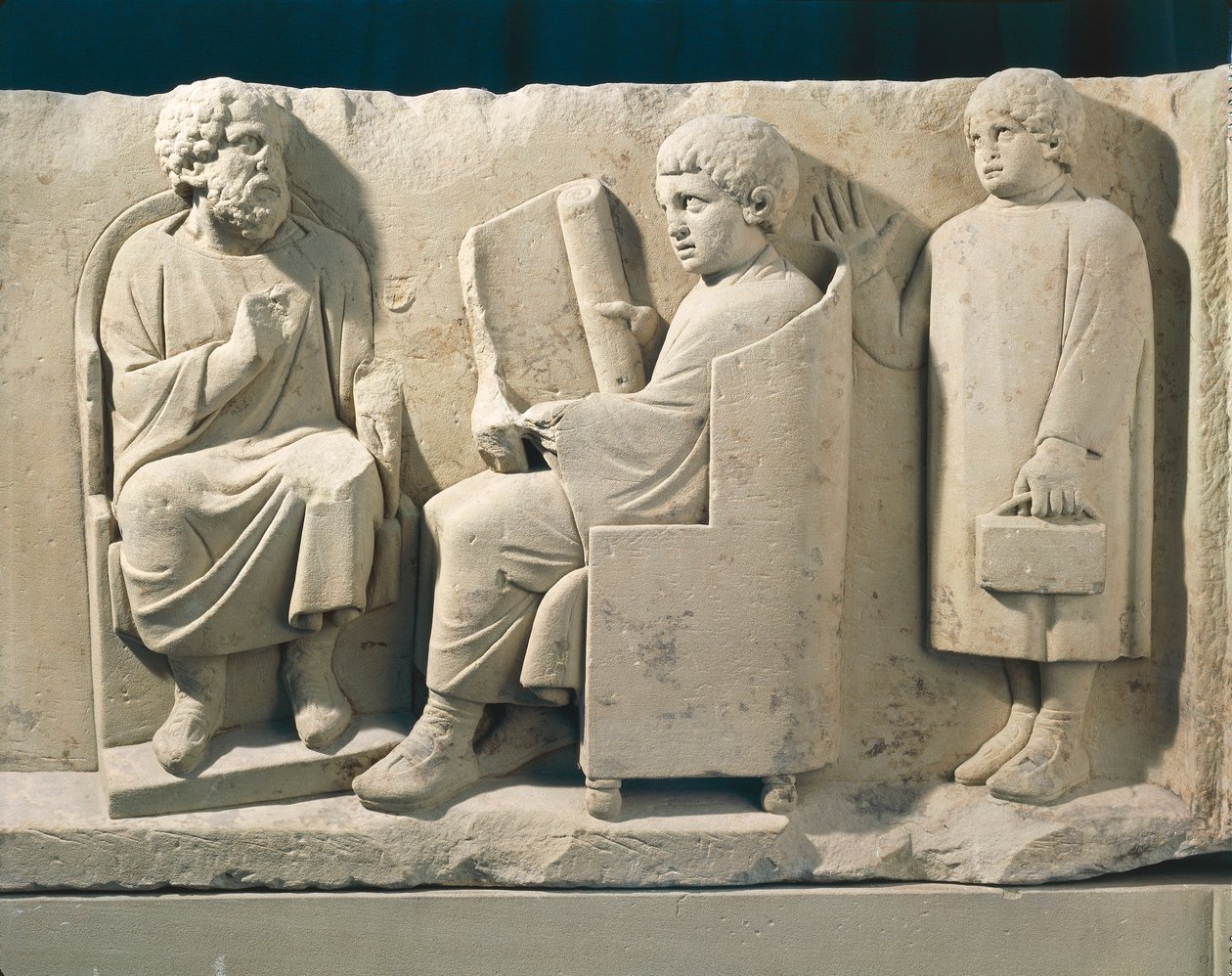Gravmonument i stein med relieff som representerer Neumagen skole med lærer og elever, ca 180 av Roman