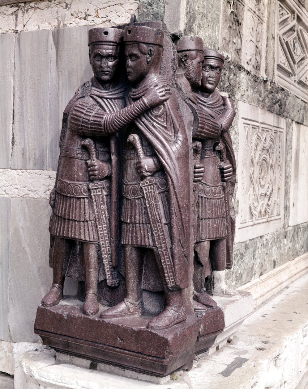 Tetrarker. Skulpturer i rød porphyda fra 300-tallet. Venezia, Markusplassen. av Roman