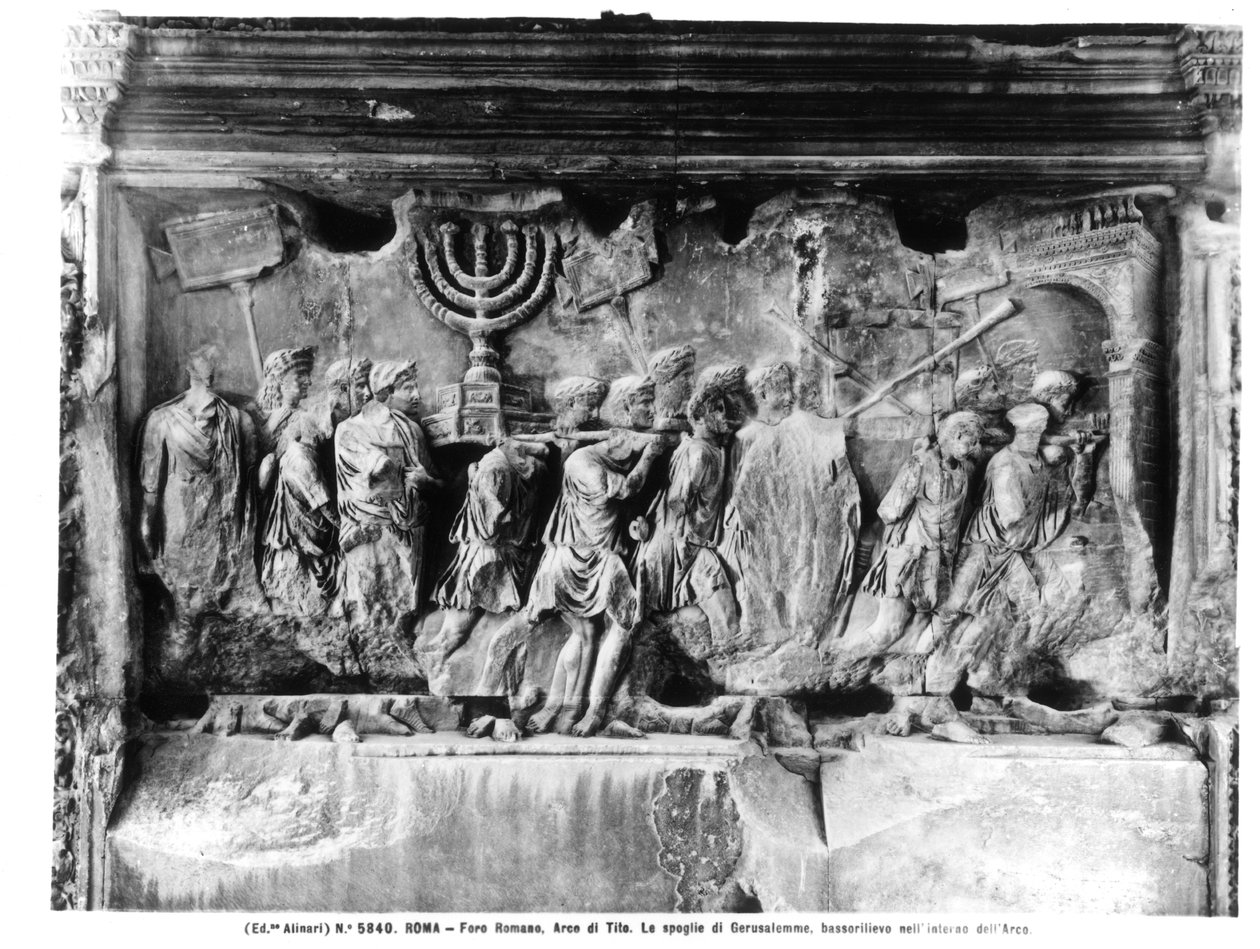 Titusbuen, detalj av tempelskattene som ble båret etter plyndringen av Jerusalem i 70 e.Kr., 81 e.Kr. (stein) (s/hv-bilde) av Roman