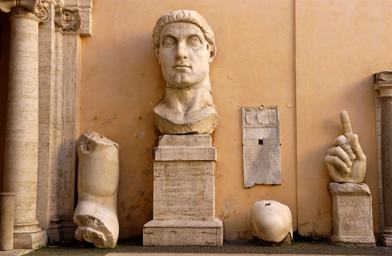 Gårdsplassen til Palace of the Conservatives (Palazzo dei conservatori) ved Musei Capitolini (Capitol): fragmenter av den kolossale statuen av Konstantin fra 313-324 e.Kr. (marmor) av Roman