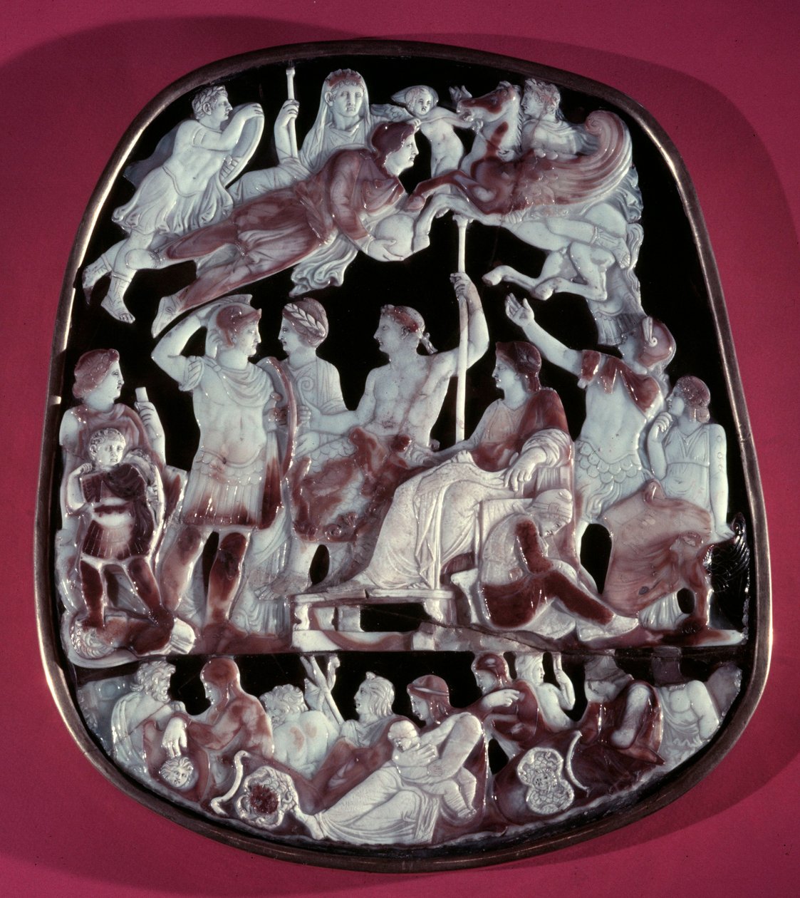 Den store kameoen til Det hellige kapell eller kameen til Augustus apoteose: 24 skikkelser er representert, inkludert den romerske keiseren Augustus (i midten), Caesar Germanicus, Tibere, Nero, Caligula og Livie (Livia Drusilla Augusta, 58 f.Kr.). På toppe av Roman